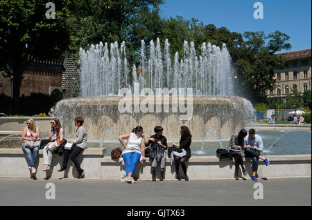 Touristen und Fontäne vor Schloss Sforzesco, Piazza Castello, Mailand, Italien Stockfoto