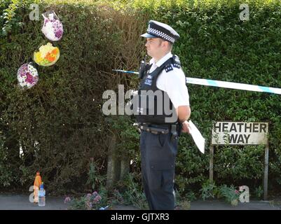 Polizei und Blumen an die Szene in Heather Weg in Selsdon, South Croydon, Südlondon, wo ein 19 Jahre alter Mann erstochen wurde. Stockfoto