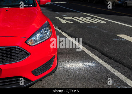 Ein teilweiser Blick auf ein neues rotes Auto in der Straße geparkt. Stockfoto