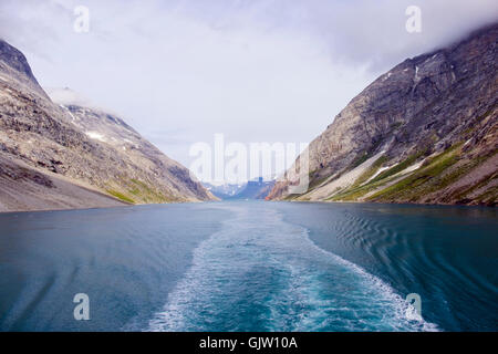 Segeln zwischen steilen einseitige Bergen flankierenden schmalen und oft unzugänglichen Passage der Prinz Christian Sund. Grönland Stockfoto