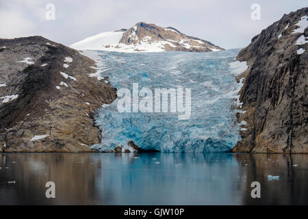 Der Kopf von einem Gletscher Kalben in Prinz Christian Sund / Prins Christen Sund im Sommer. Kujalleq, Südgrönland. Stockfoto