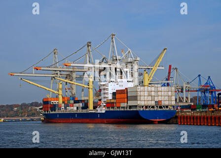 Containerschiff im Hafen von hamburg Stockfoto