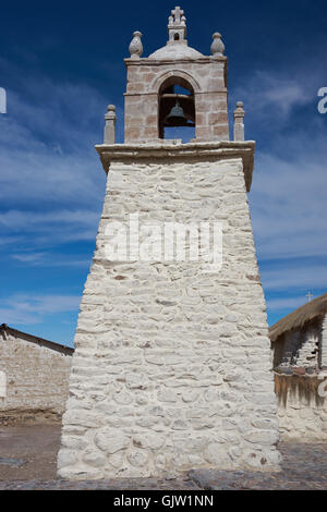 Historische Kirche in dem kleinen Dorf Guallatire auf dem Altiplano in Arica y Parinacota Region von Chile. Stockfoto