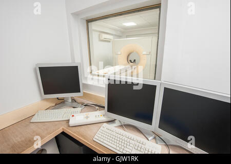 Hi-tech medizinische Geräte CT-Scanner im Krankenhaus medizinische Klinik Mitte mit Kontrollraum Stockfoto