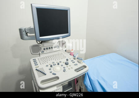 Prüfung Bett mit Ultraschallgerät der Maschine im Medical Center Krankenhaus Stockfoto