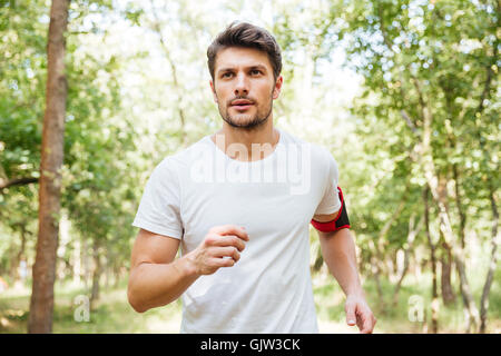 Junge Sportler konzentriert mit Handband am Morgen im freien laufen Stockfoto
