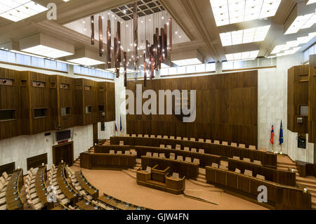 Innenraum des slowakischen Parlaments auf dem Burgberg in Bratislava, Slowakei. Das Parlament ist auch der Nationalrat Stockfoto