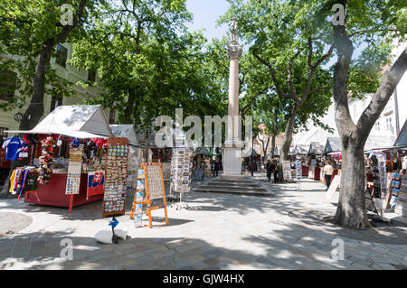 Eine Reihe von Souvenirständen in Frantiskanske Nam (Frantiskanske Platz) in der Altstadt von Bratislava, Bratislava in der Slowakei. Stockfoto