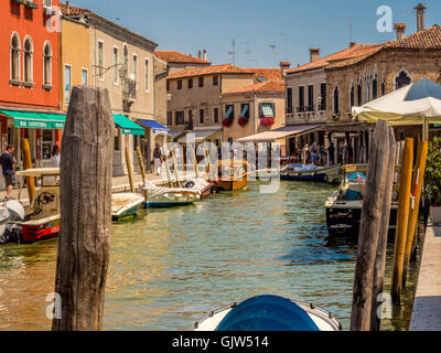 Festgemachten Boote an einem Murano-Kanal. Venedig, Italien. Stockfoto