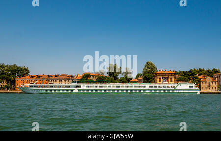 Festgemachten Schiff im Becken von Markusplatz, Venedig, Italien. Stockfoto