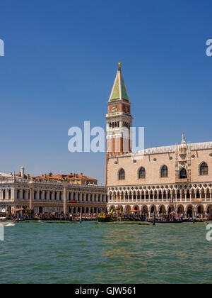 St. Marks Becken mit Blick auf den Dogenpalast und die Bell Tower St Marks Basilika, Venedig, Italien. Stockfoto