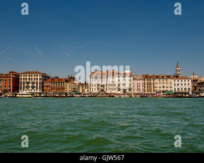 Gebäude entlang der Riva Degli Schiavoni mit Markusplatz Becken im Vordergrund. Venedig, Italien. Stockfoto