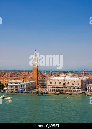 St. Marks Becken mit Blick auf den Dogenpalast und die Bell Tower St Marks Basilika, Venedig, Italien. Stockfoto