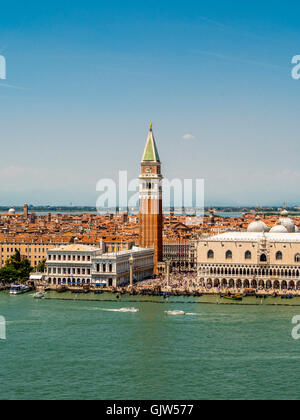 St. Marks Becken mit Blick auf den Dogenpalast und Markusplatz Campanile. Venedig, Italien. Stockfoto