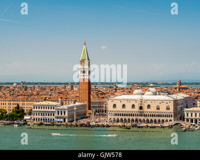 St. Marks Becken mit Blick auf den Dogenpalast und Markusplatz Campanile. Venedig, Italien. Stockfoto