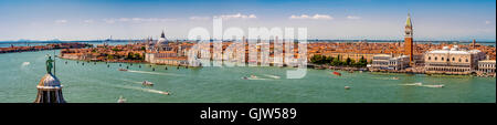 Panoramablick auf die Gebäude entlang der Canale di San Marco, Canale Grande und Canale della Giudecca. Venedig, Italien. Stockfoto