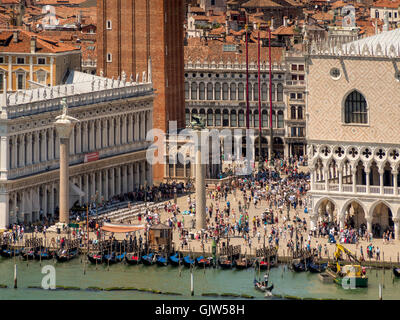 Luftaufnahme von festgemachten Gondel am Molo mit belebten Piazzetta San Marco im Hintergrund. Venedig, Italien. Stockfoto