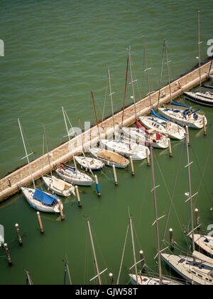 Luftaufnahme von festgemachten Boote in der Marina auf der Insel San Giorgio Maggiore. Venedig, Italien. Stockfoto