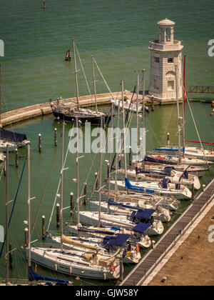 Luftaufnahme von festgemachten Boote in der Marina auf der Insel San Giorgio Maggiore. Venedig, Italien. Stockfoto