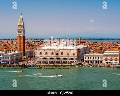 Dogenpalast, Piazzetta San Marco und Bell tower Schuss von San Giorgio Maggiore. Venedig. Italien Stockfoto