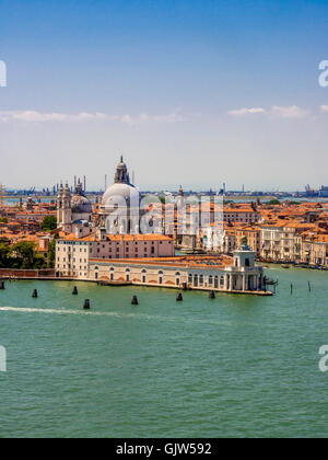 Punta della Dogana und Santa Maria della Salute mit Canale Giudecca im Vordergrund. Venedig, Italien. Stockfoto