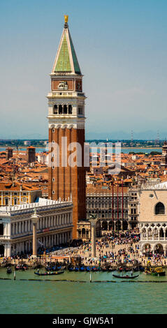 Vertikales Panorama des Campanile und der Piazzetta San Marco, mit Gondeln festgemacht in der Molo, Venedig, Italien. Stockfoto