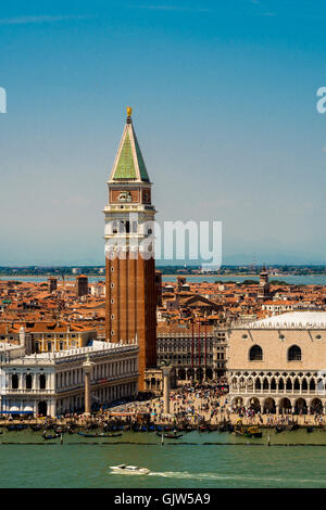 Vertikale Panorma des Campanile und der Piazzetta San Marco, mit Gondeln festgemacht in der Molo, Venedig, Italien. Stockfoto