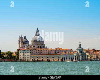 Punta della Dogana und Santa Maria della Salute mit Canale Giudecca im Vordergrund. Venedig, Italien. Stockfoto