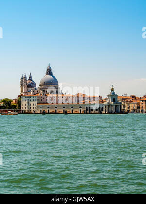 Punta della Dogana und Santa Maria della Salute mit Canale Giudecca im Vordergrund. Venedig, Italien. Stockfoto