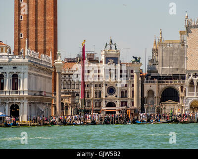 Molo oder Eintritt in die Piazetta San Marco mit zwei Säulen. Venedig, Italien. Stockfoto