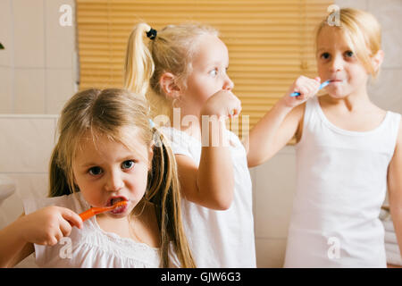 Abend Routine - Bürsten Zähne Schwestern Stockfoto
