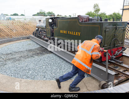 Drehen den Motor auf der Drehscheibe auf die minimale Stärke Bure Valley Dampfeisenbahn, Norfolk, Großbritannien. Stockfoto