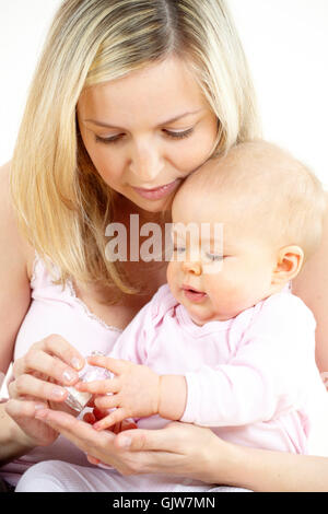 junge Mutter gibt ihr Baby Globulis Stockfoto