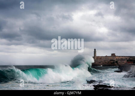 Blick auf stürmischer See vom Malecon in Havanna, Kuba Stockfoto