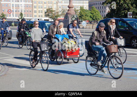 Sommer am späten Vormittag mit dem Fahrrad Ansturm auf Radweg an der stark Fahrrad befahrene Kreuzung Frederiksborggade, Søtorvet, in Richtung Zentrum von Kopenhagen. Stockfoto