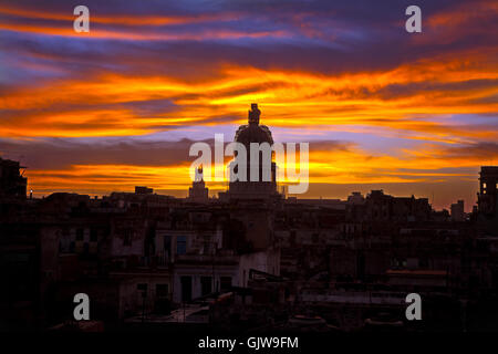 Einen Sonnenuntergang Blick über die Dächer der Altstadt Havanna mit El Capitolio im Zentrum Stockfoto