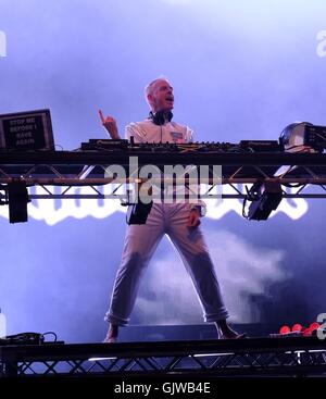 Camp Bestival, Dorset, 30. Juli 2016, UK, Fatboy Slim, Durchführung von DJ set auf der Bühne am Camp Bestival Stockfoto