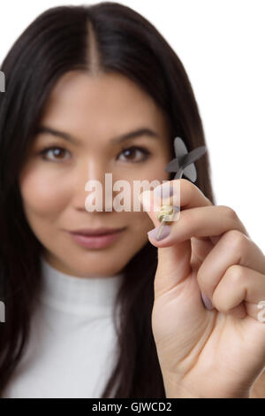 Business-Frau einen Dart zu werfen und Umweltgifte Stockfoto