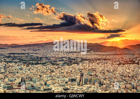 Der Sonnenuntergang über Athen-Becken, Griechenland Stockfoto