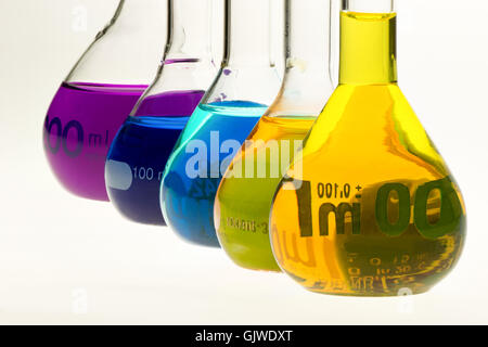chemische Fläschchen mit farbigen Lösungen in einer Reihe Stockfoto