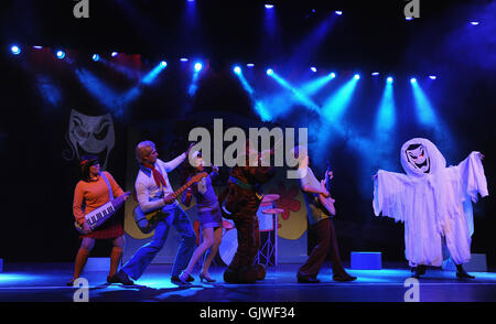 London, UK. 17. August 2016. Rebecca Wither als Velma, Chris Warner Drake als Fred, Charlie Bull als Daphne, Joe Goldie als Scooby-Doo und Charlie Haskins als Shaggy durchführen auf der Bühne in Scooby-Doo Live musikalische Geheimnisse im London Palladium. Bildnachweis: Ferdaus Shamim/ZUMA Draht/Alamy Live-Nachrichten Stockfoto