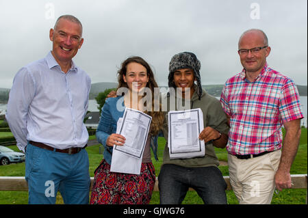 Schull, Irland. 17 Aug, 2016. Padraig O'Sullivan, Stellvertretender Rektor und Brendan Drinan, Principal Pose mit den zwei oberen Studenten aus diesem Jahre Cert bei Schull Community College. Studierende Frau Isabelle Salomo von Ballydehob erreicht 590 Punkte, während Cian Reeves von Schull gelungen, eine massive 610 Punkte. Credit: Andy Gibson/Alamy leben Nachrichten Stockfoto