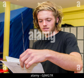 Schull, Irland. 17. August 2016. Ben Crockett aus Ballydehob öffnet seine verlassen Cert Ergebnisse in Schull Community College am Mittwoch, 17. August 2016. Bildnachweis: Andy Gibson/Alamy Live-Nachrichten Stockfoto