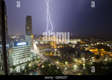 New Rochelle, New York, USA. 16. August 2016. Blitz von New Rochelle, New York während der starke Regenfälle und Gewitter am Dienstag Abend zu beobachten. Ein Poughkeepsie Opfer starb und sechs Menschen wurden verletzt in der Kurstadt von Lake George während letzte Woche separate Blitzeinschläge. © Sumit Shrestha/ZUMA Draht/Alamy Live-Nachrichten Stockfoto