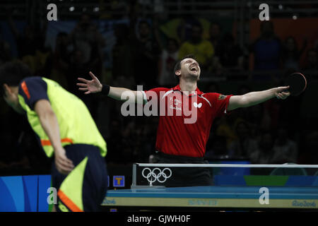 Rio De Janeiro, Brasilien. 17. August 2016. Deutschlands Timo Boll feiert nach der Herrenmannschaft Tischtennis-Team die Bronzemedaille gegen Südkorea in den Rio Olympischen Spielen 2016 in Rio De Janeiro, Brasilien, am 17. August 2016 Spiel. Deutschland gewann die Bronzemedaille. © Shen Bohan/Xinhua/Alamy Live-Nachrichten Stockfoto