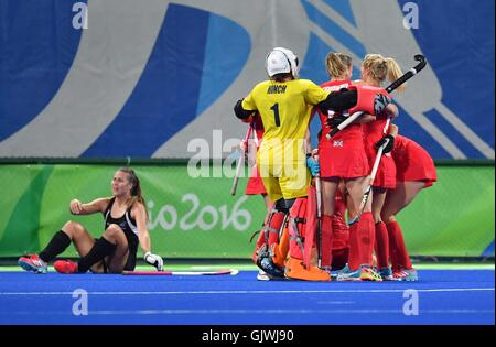 Rio De Janeiro, Brasilien. 17. August 2016. Die britische Spieler konvergieren auf Kapitän Kate Richardson-Walsh (GBR), auf dem Schlusspfiff zu feiern. New Zealand V Großbritannien. Womens Hockey Halbfinale. Olympic Hockey Centre. Deodoro. Rio De Janeiro. Brazilien. 17.08.2016. Bildnachweis: Sport In Bilder/Alamy Live-Nachrichten Stockfoto