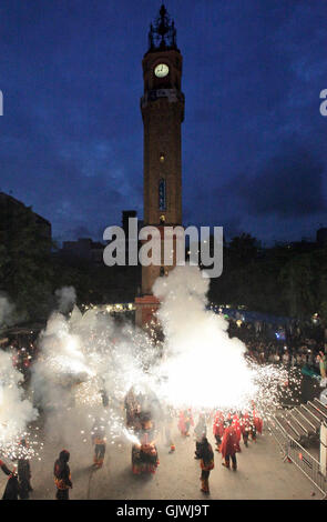 Barcelona, Spanien. 17. August 2016. Festlichkeiten an der Plaça De La Vila de Gràcia während der Festa Major de Gràcia 2016 in der Stadt Barcelona heute (17. August 2016). Das Fest dauert eine Woche und findet jedes Jahr Mitte August, wo bestimmte Straßen in der Umgebung zu nehmen, auf ein anderes Thema. Die Unterhaltung geht über in die frühen Morgenstunden der Nacht. Bildnachweis: reiche Bowen/Alamy Live News Stockfoto