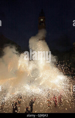 Barcelona, Spanien. 17. August 2016. Festlichkeiten an der Plaça De La Vila de Gràcia während der Festa Major de Gràcia 2016 in der Stadt Barcelona heute (17. August 2016). Das Fest dauert eine Woche und findet jedes Jahr Mitte August, wo bestimmte Straßen in der Umgebung zu nehmen, auf ein anderes Thema. Die Unterhaltung geht über in die frühen Morgenstunden der Nacht. Bildnachweis: reiche Bowen/Alamy Live News Stockfoto