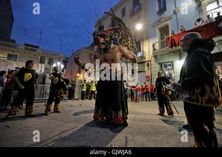 Barcelona, Spanien. 17. August 2016.   Festlichkeiten an der Plaça De La Vila de Gràcia während der Festa Major de Gràcia 2016 in der Stadt Barcelona heute (17. August 2016). Das Fest dauert eine Woche und findet jedes Jahr Mitte August, wo bestimmte Straßen in der Umgebung zu nehmen, auf ein anderes Thema. Die Unterhaltung geht über in die frühen Morgenstunden der Nacht. Bildnachweis: reiche Bowen/Alamy Live News Stockfoto