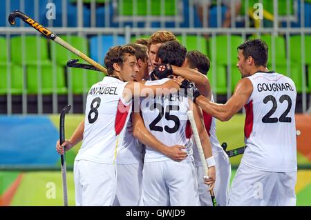 Belo Horizonte, Brasilien. 16. August 2016. Loic Luypaert Gougnard Simon ein Van Aubel Florent von Belgien feiern ein Ziel in Belgien gegen Niederlande, Männer Halbfinale Eishockeyspiel an das Olympic Hockey Centre © Action Plus Sport/Alamy Live News Stockfoto